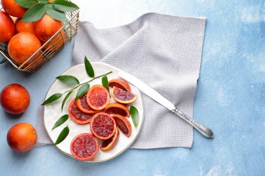 Renk masasında taze kan portakalları