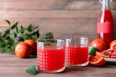 Ahşap masa üzerinde taze kan portakal suyu Bardak