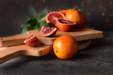 Masada taze kan portakalı olan kesme tahtaları