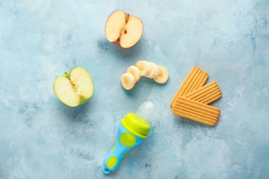 Farklı gıda ve bebek nibbler masada