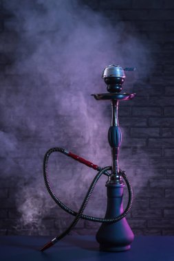 Koyu arka plan üzerinde duman ile Nargile