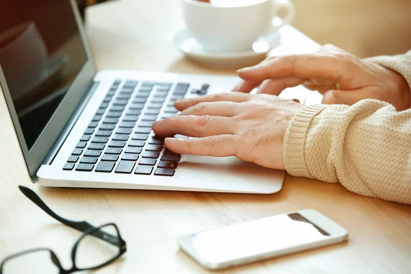 Jóvágású érett ember használ laptop otthon, Vértes — Stock Fotó