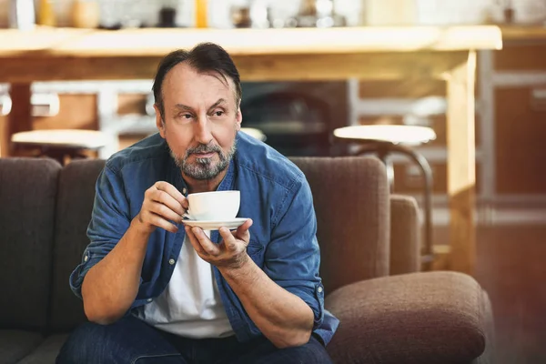 Bello uomo maturo che beve caffè a casa — Foto Stock