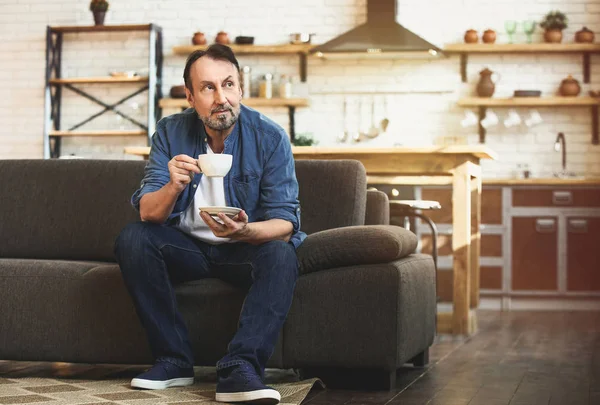 Bello uomo maturo che beve caffè a casa — Foto Stock