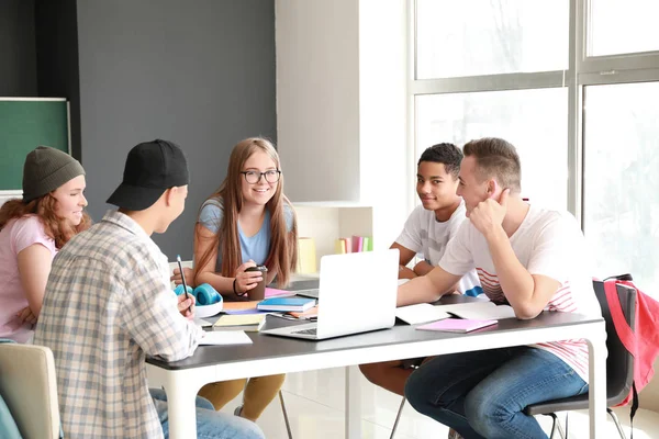 一群青少年在学校一起学习 — 图库照片