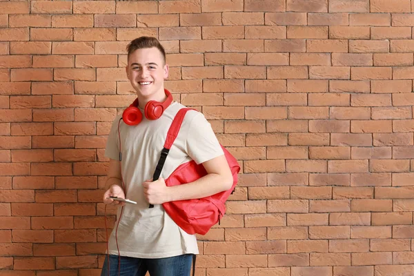 Lindo adolescente cerca de la pared de ladrillo — Foto de Stock