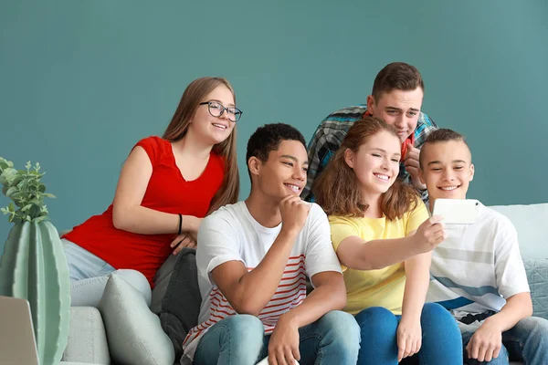 Gruppo di adolescenti che fanno selfie in casa — Foto Stock