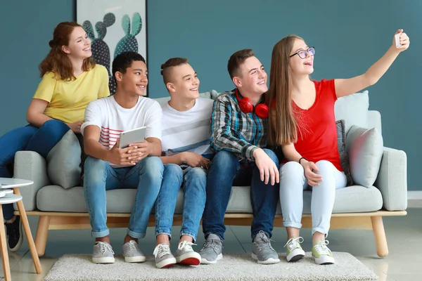 Gruppo di adolescenti che fanno selfie in casa — Foto Stock