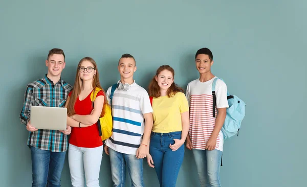 Група підлітків на кольоровому фоні — стокове фото