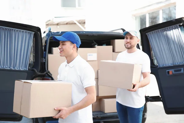 Entrega de homens transportando caixas para o cliente — Fotografia de Stock