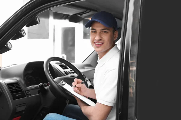 Schöner Zusteller sitzt im Auto — Stockfoto