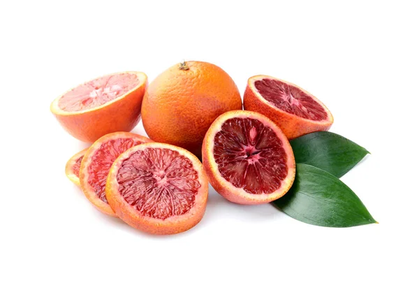 흰색 배경에 맛있는 블러드 오렌지 — 스톡 사진
