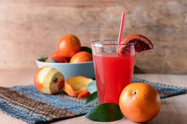 Vaso de jugo de naranja de sangre fresca sobre mesa de madera —  Fotos de Stock