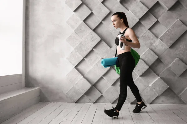 Mujer deportiva con bolsa en el gimnasio —  Fotos de Stock