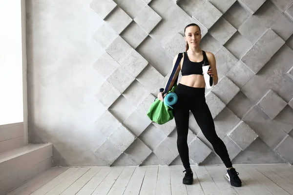 Sportliche Frau mit Tasche im Fitnessstudio — Stockfoto
