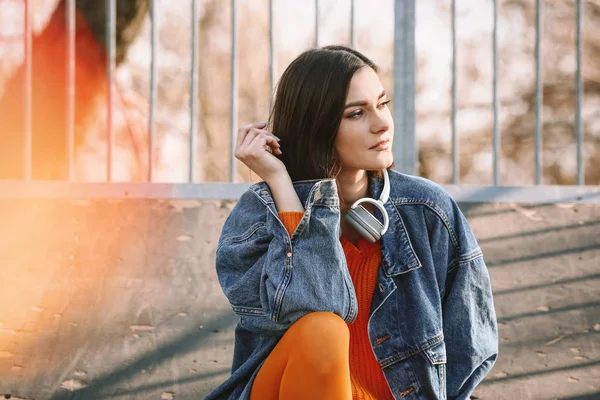 Elegante mujer joven al aire libre — Foto de Stock