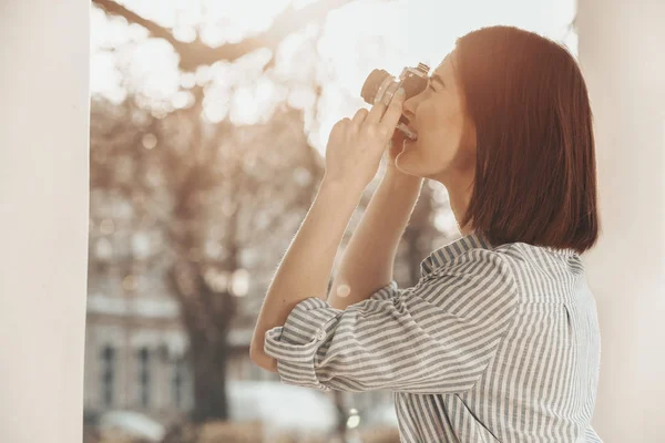 Belle jeune femme avec appareil photo le jour ensoleillé — Photo