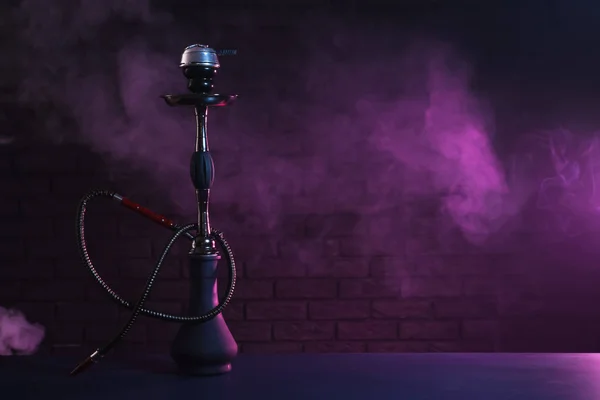 Кальян с дымом на темном фоне — стоковое фото