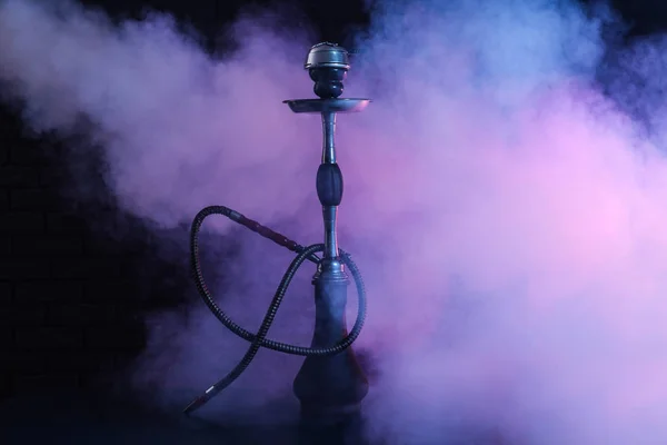 Vízipipa a füst a sötét háttér — Stock Fotó