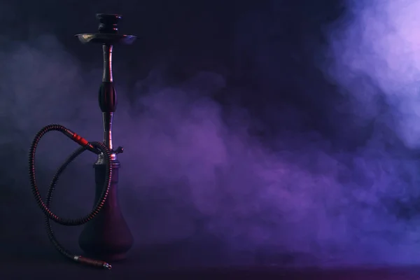 Hookah com fumaça no fundo escuro — Fotografia de Stock