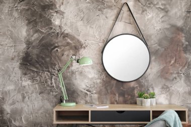 Tablo ve ayna ile modern oda içi