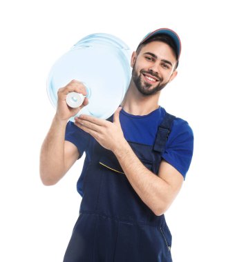 Beyaz arka planda bir şişe su taşıyan teslimatçı.