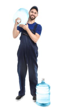 Beyaz arka planda su şişeleri taşıyan teslimatçı.