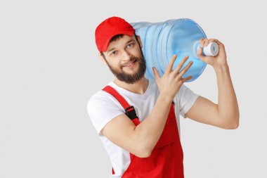 Beyaz arka plan üzerinde su şişesi ile Teslimat kurye