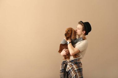 Renkli arka planda sevimli köpek ile Genç çocuk