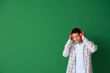 Afro-Amerikan genç çocuk renkli arka plan üzerinde müzik dinlerken