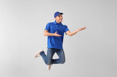 Hafif arka planda atlama genç adam