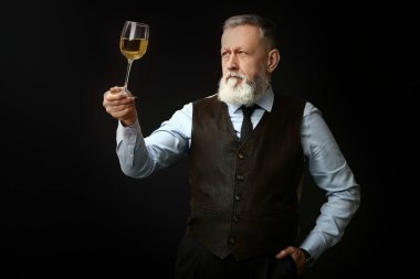 Koyu arka plan üzerinde zarif olgun sommelier Portresi