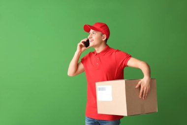 Renkli arka planda cep telefonu ile konuşurken kutu ile Teslimat adam