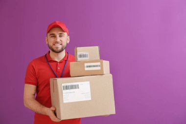 Renkli arka plan üzerinde kutuları ile Yakışıklı teslimat adam
