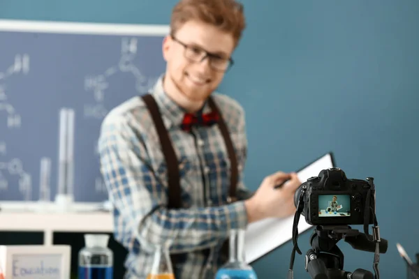 Jonge mannelijke blogger opname video in het laboratorium — Stockfoto
