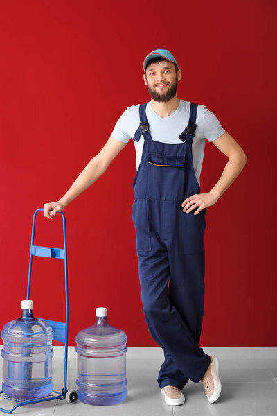 Доставка курьера с бутылками воды в помещении
