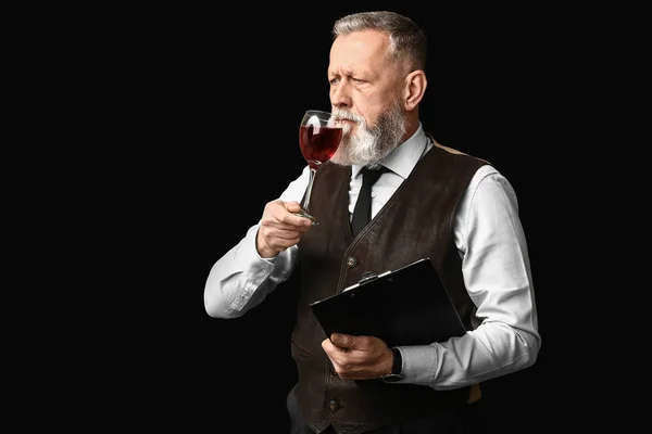 Porträtt av elegant mogen sommelier på mörk bakgrund — Stockfoto