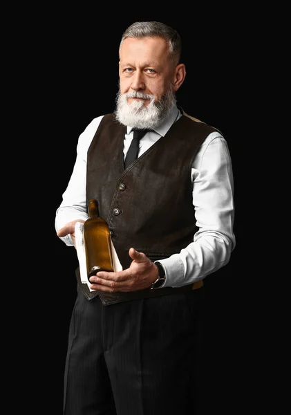 Porträtt av elegant mogen sommelier på mörk bakgrund — Stockfoto