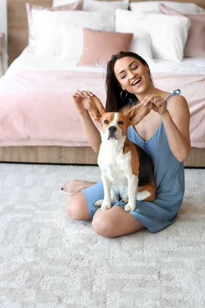 Jovem mulher com cão bonito em casa — Fotografia de Stock