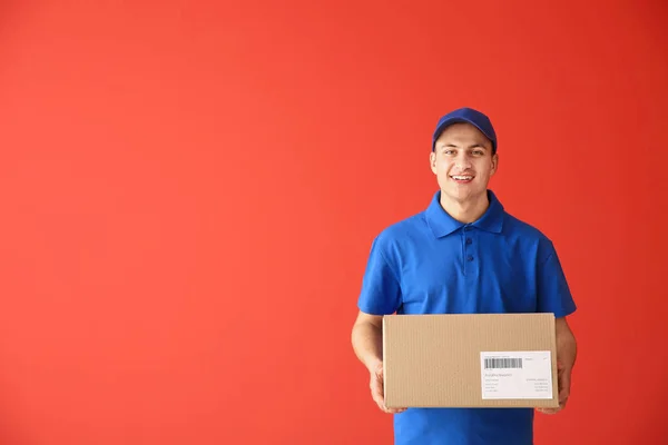 Szállítási férfi doboz színes háttér — Stock Fotó
