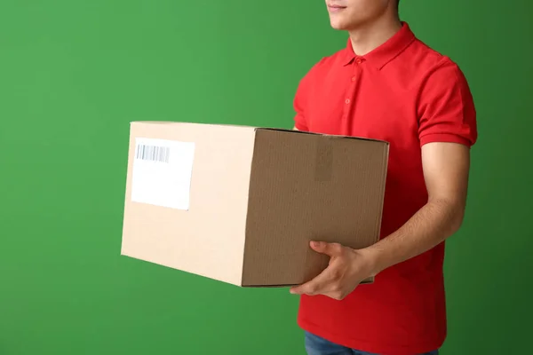 Renkli arka plan üzerinde kutu ile Teslimat adam — Stok fotoğraf