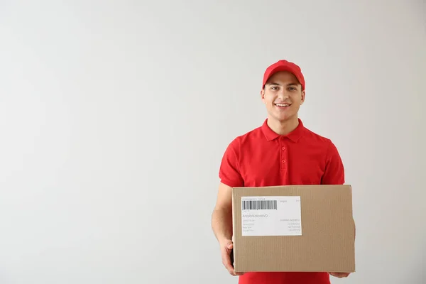 Entrega homem com caixa no fundo branco — Fotografia de Stock