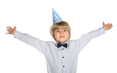 Beyaz arka planda Doğum günü şapkası ile Mutlu küçük çocuk