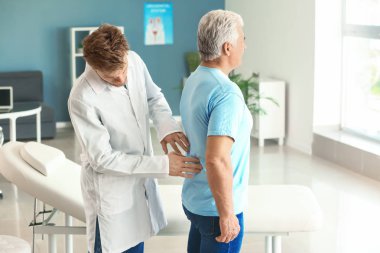 Klinikte erkek hastayı muayene eden ürolog
