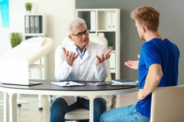 Ürolog ofisinde erkek hasta