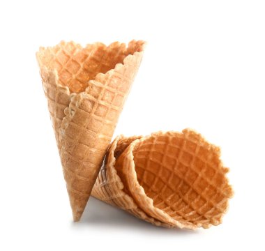 Beyaz arka planda gevrek gofret konileri