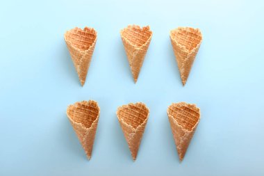 Renkli arka planda gevrek gofret konileri