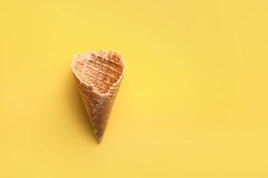 Renkli arka planda gevrek gofret konisi