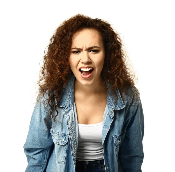 Gritando jovem mulher no fundo branco — Fotografia de Stock