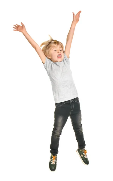 Прыгающий маленький мальчик на белом фоне — стоковое фото